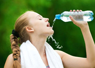 Uống nước lạnh hay nóng để mau hết khát?